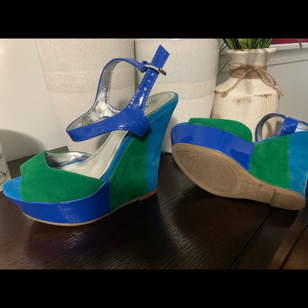 WEDGES SHOES .